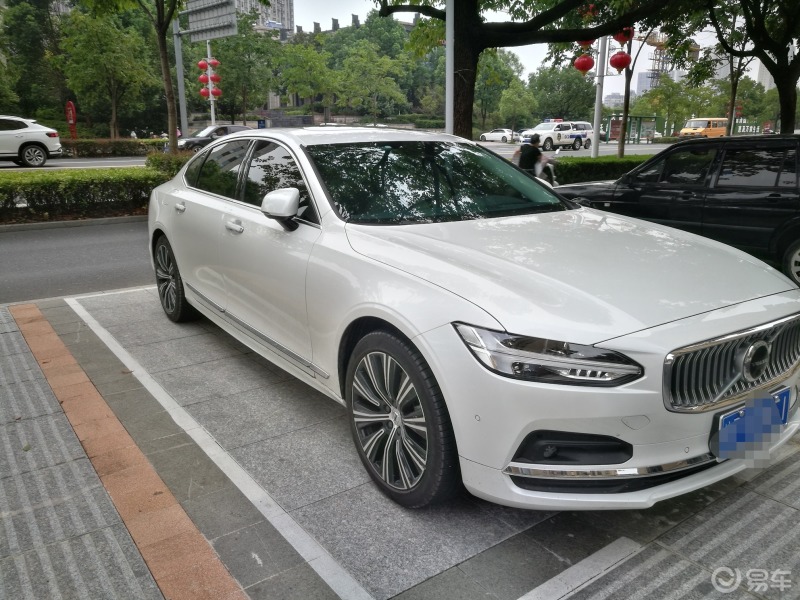 30天拍车挑战一辆沃尔沃s90停在路边车位上白色车身修长驾乘体验一定