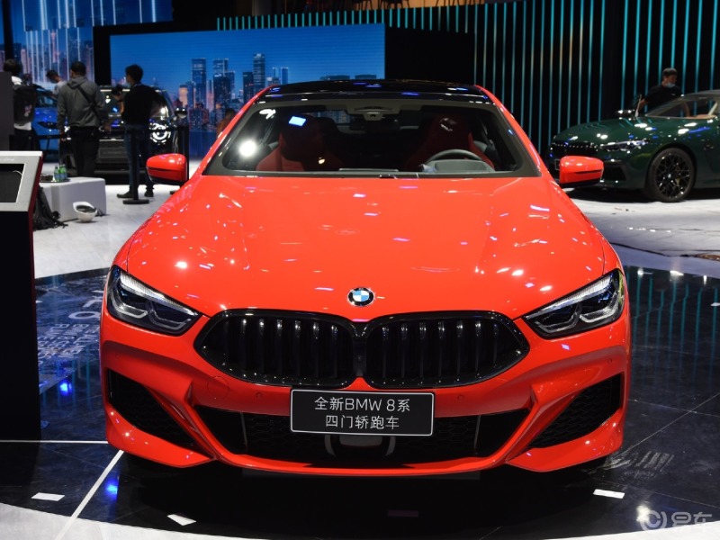 成都车展撩新车全国限量65台宝马8系烈焰典藏版红色的车漆意在致敬