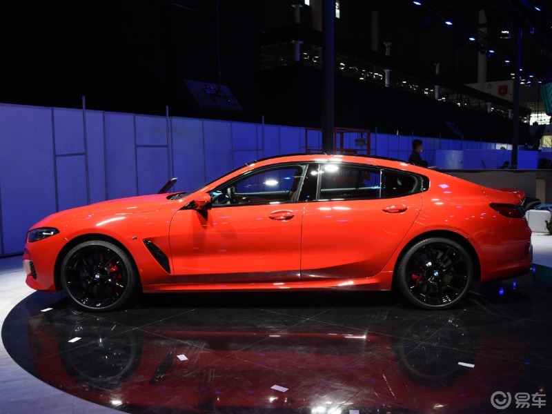 成都车展撩新车全国限量65台宝马8系烈焰典藏版红色的车漆意在致敬