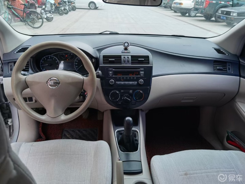 老款的日产骐达内饰看着还不错内饰