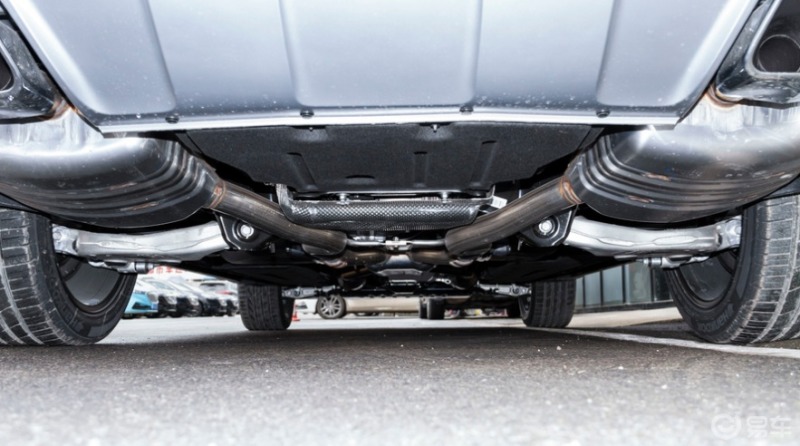 红旗hs7底盘自带底盘装甲吗?