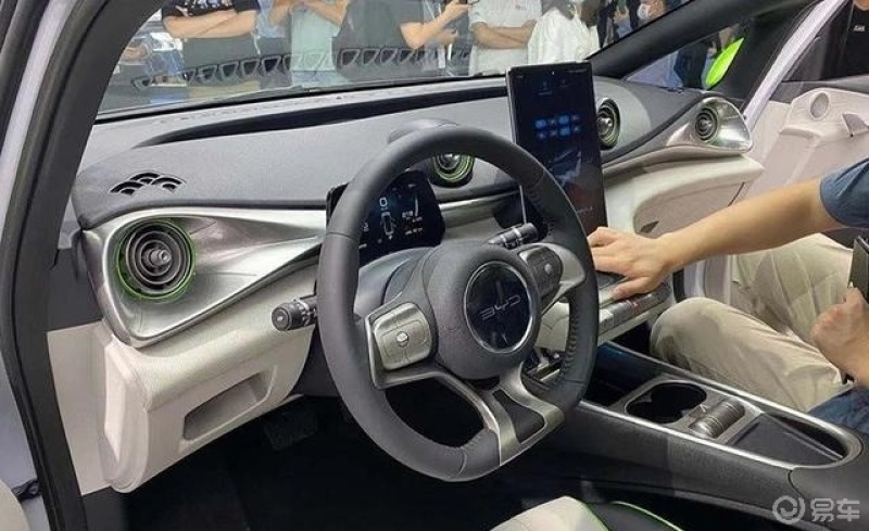 成都车展撩新车比亚迪海豚是基于海洋美学设计的ea1车型新车采用的