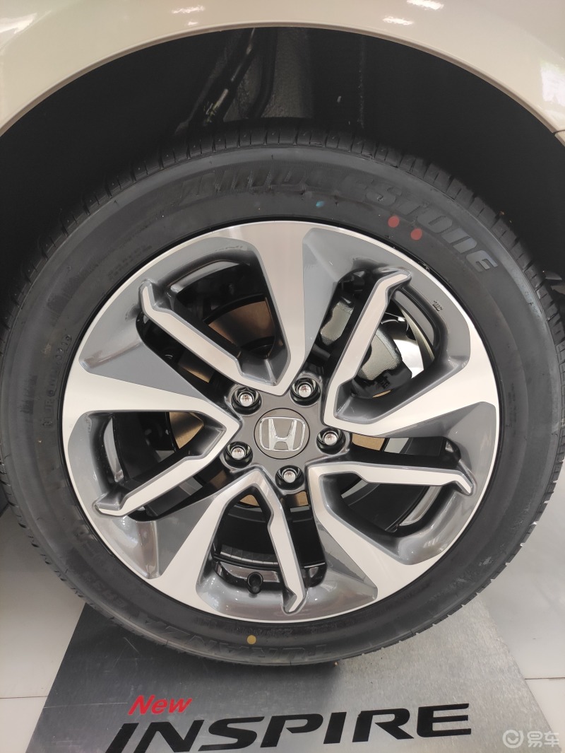晒轮毂本田雅阁的轮毂造型很有个性立体感很强