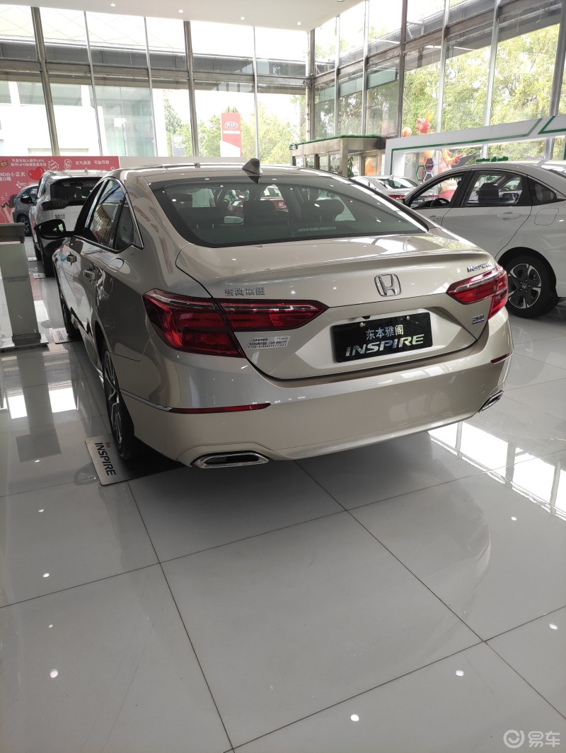 本田雅阁的尾部很饱满,尾灯显得很大.