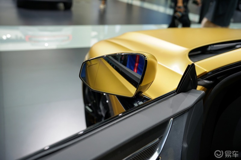 成都车展撩新车极星1金色臻藏版采用了定制的哑光金色车漆具有很高的