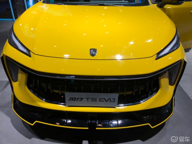成都车展撩新车东风风行t5evo采用了东风风行的新车标他的前脸设计像
