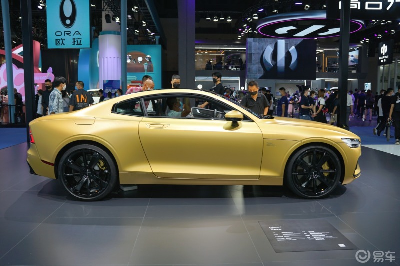 成都车展撩新车极星1金色臻藏版采用了定制的哑光金色车漆具有很高的