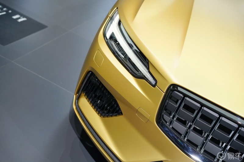 成都车展撩新车极星1金色臻藏版采用了定制的哑光金色车漆具有很高的