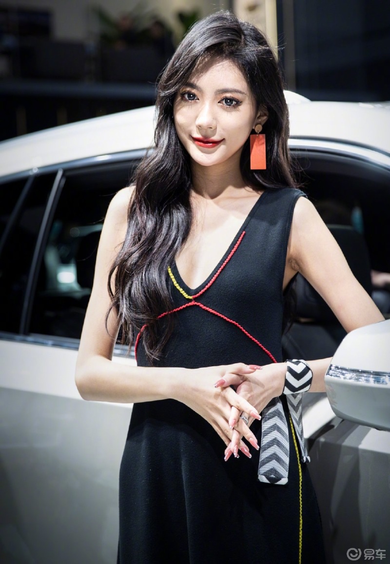 社区最美女神#成都车展凯迪拉克站展台的车模,样子都很精致