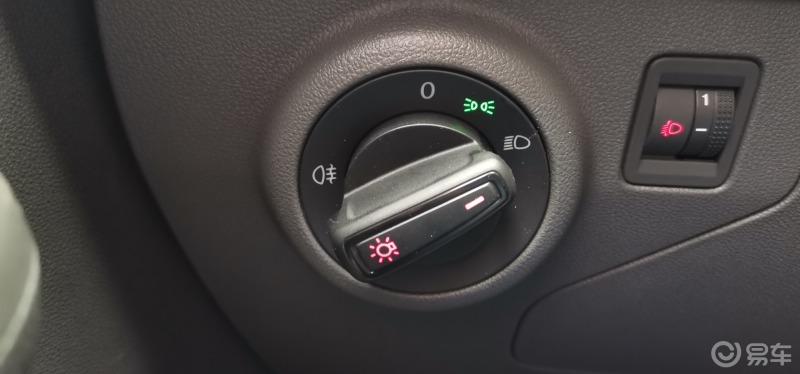 上下班路上今早上班好大的雾霾捷达vs5只有一个后雾灯打开方式是将