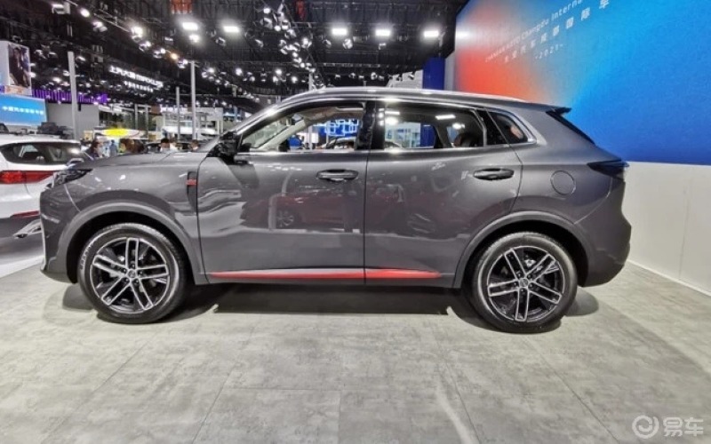 成都车展撩新车第二代长安cs55plus采用了最新的家族设计语言尤其是点