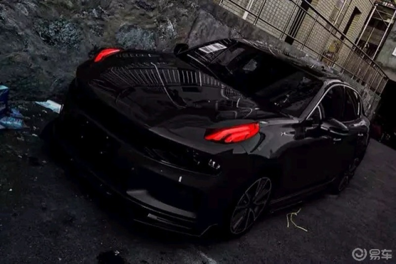 黑夜给了我黑色的眼睛我却用来风骚领克03的黑色真的是太炫酷了沉稳