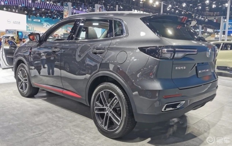 成都车展撩新车第二代长安cs55plus采用了最新的家族设计语言尤其是点