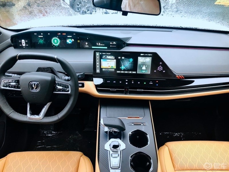 成都车展撩新车长安unik这款车外形亮丽内饰豪华设计比较动感非常适合