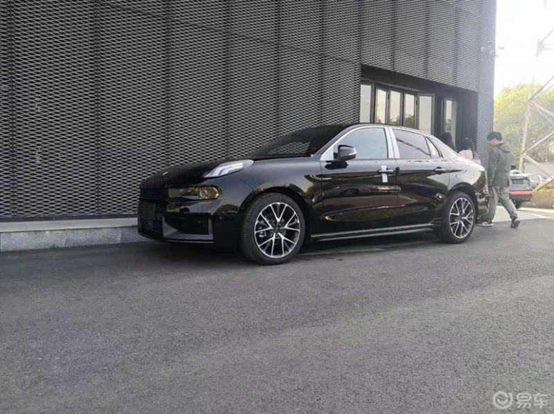 黑夜给了我黑色的眼睛我却用来风骚领克03的黑色真的是太炫酷了沉稳