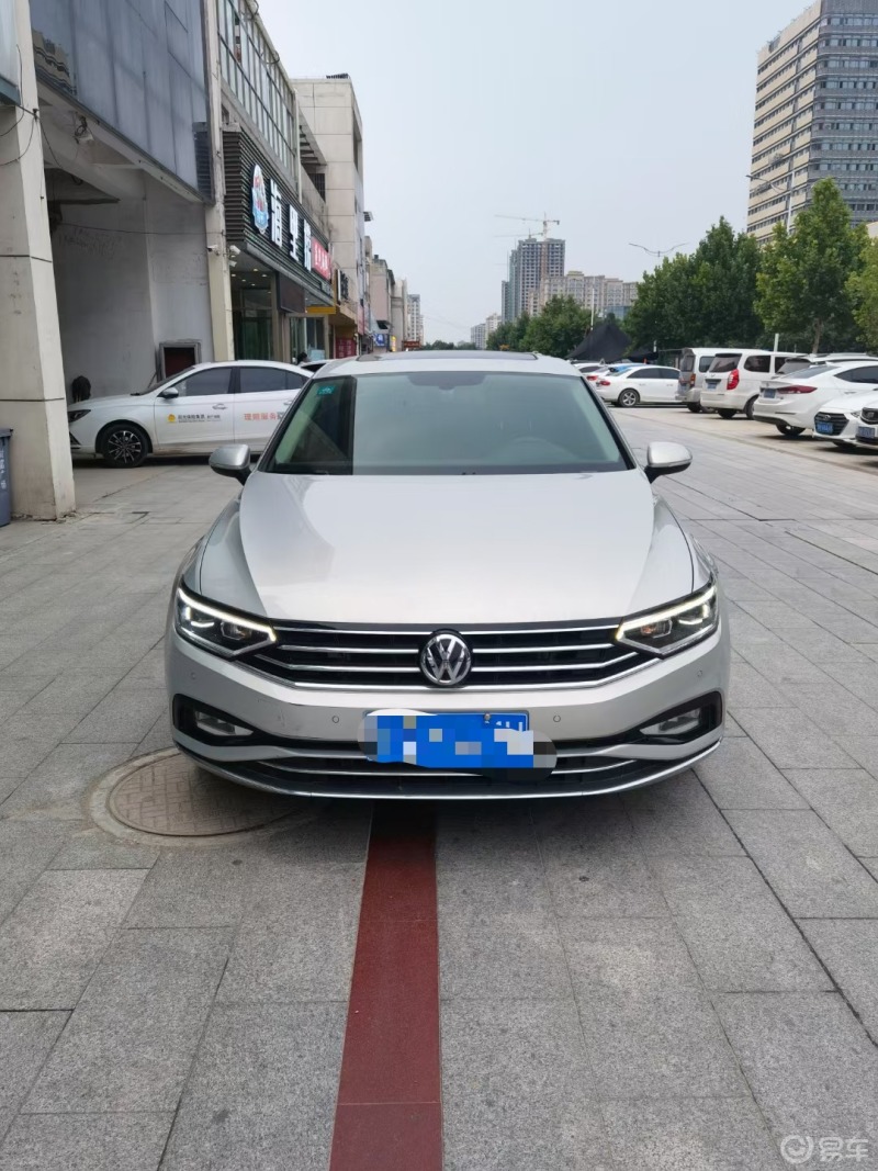 银色的迈腾保有量算少的看着也不错低调奢华迈腾