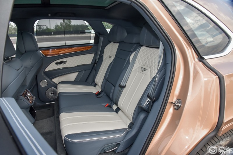 宾利添越车子后排座三位成年人会不会拥挤?_有钱人的社区_易车社区