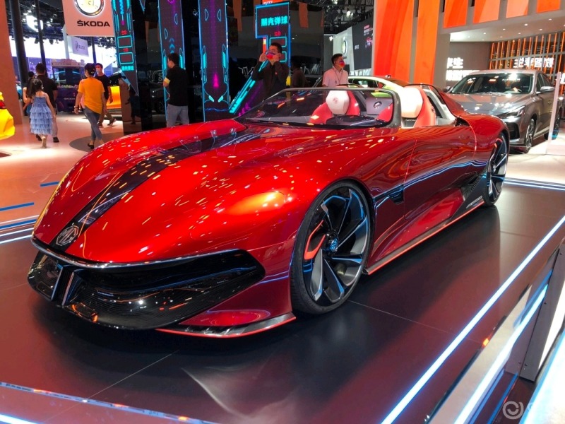 大红色的车身外观加上极具流线型的外