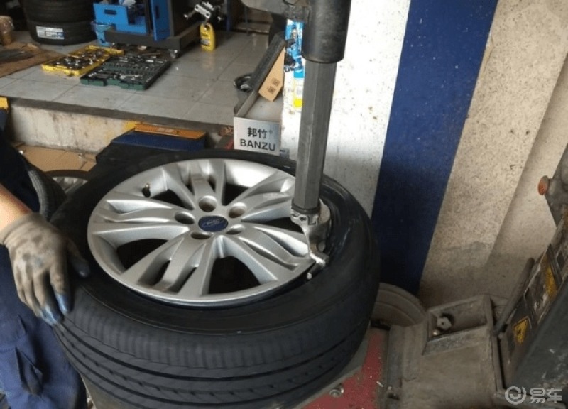 修车后换下的3个旧配件车主记得都带走转手一卖就是部手机钱