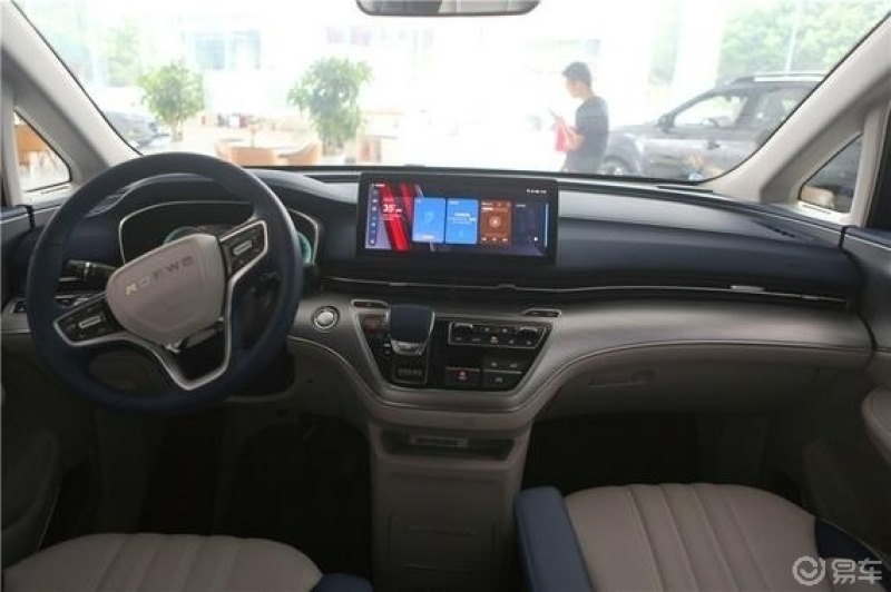 汽车生活#新车采用了展翼式中控台设计,丰富的横向线条勾勒出环抱式