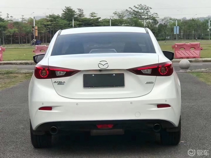 汽车生活街拍帅气的昂克赛拉高颜值运动气息十足的轿车深受年轻人的