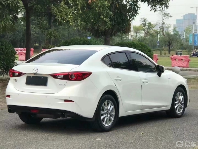 汽车生活街拍帅气的昂克赛拉高颜值运动气息十足的轿车深受年轻人的