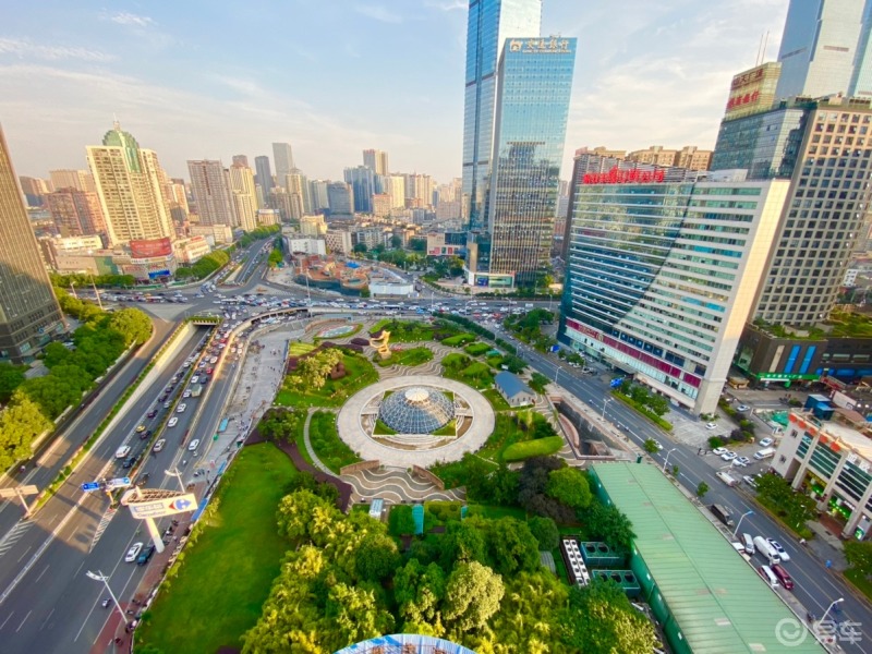 秋天的第一杯奶茶# 长沙芙蓉广场位于湖南省长沙市芙蓉区韭菜园街道