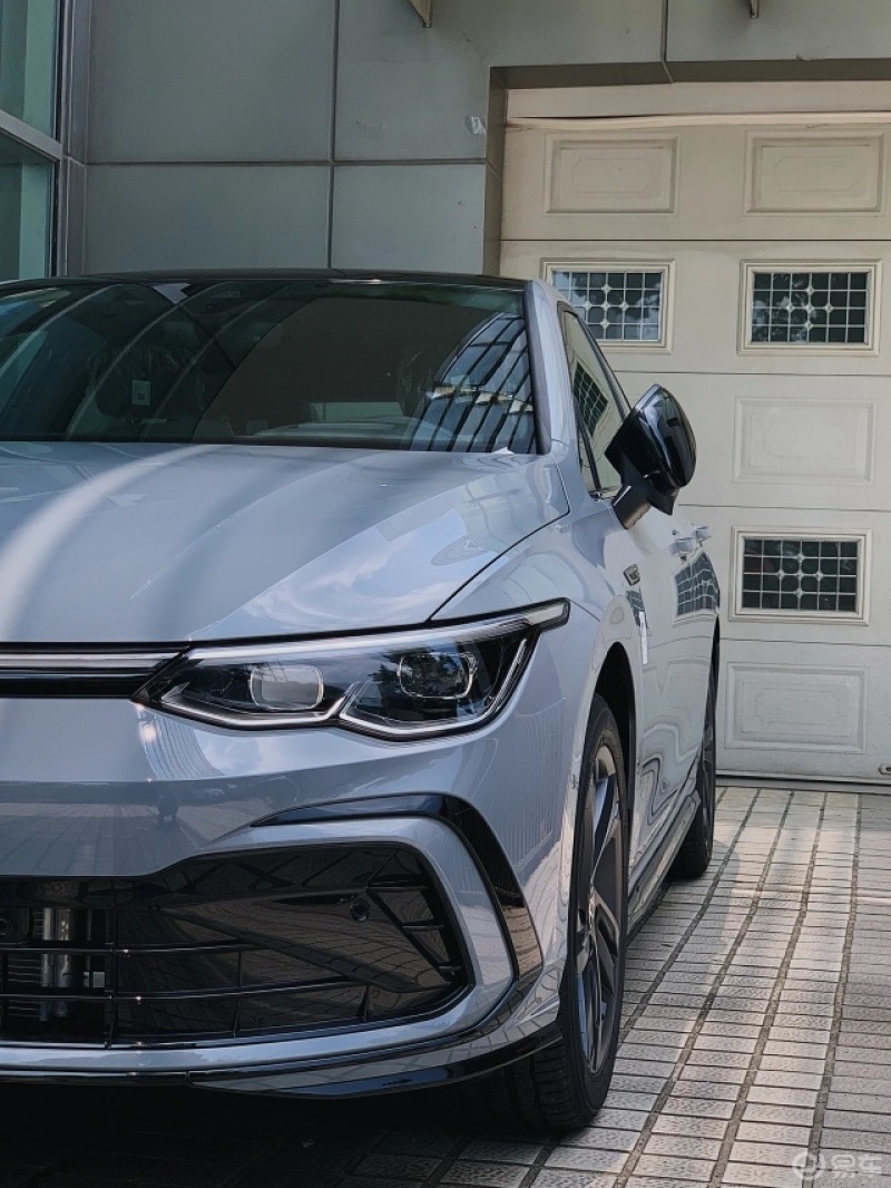 每日打卡#高尔夫8rline|||灰色的前卫外观设计,犀利的大灯组合经