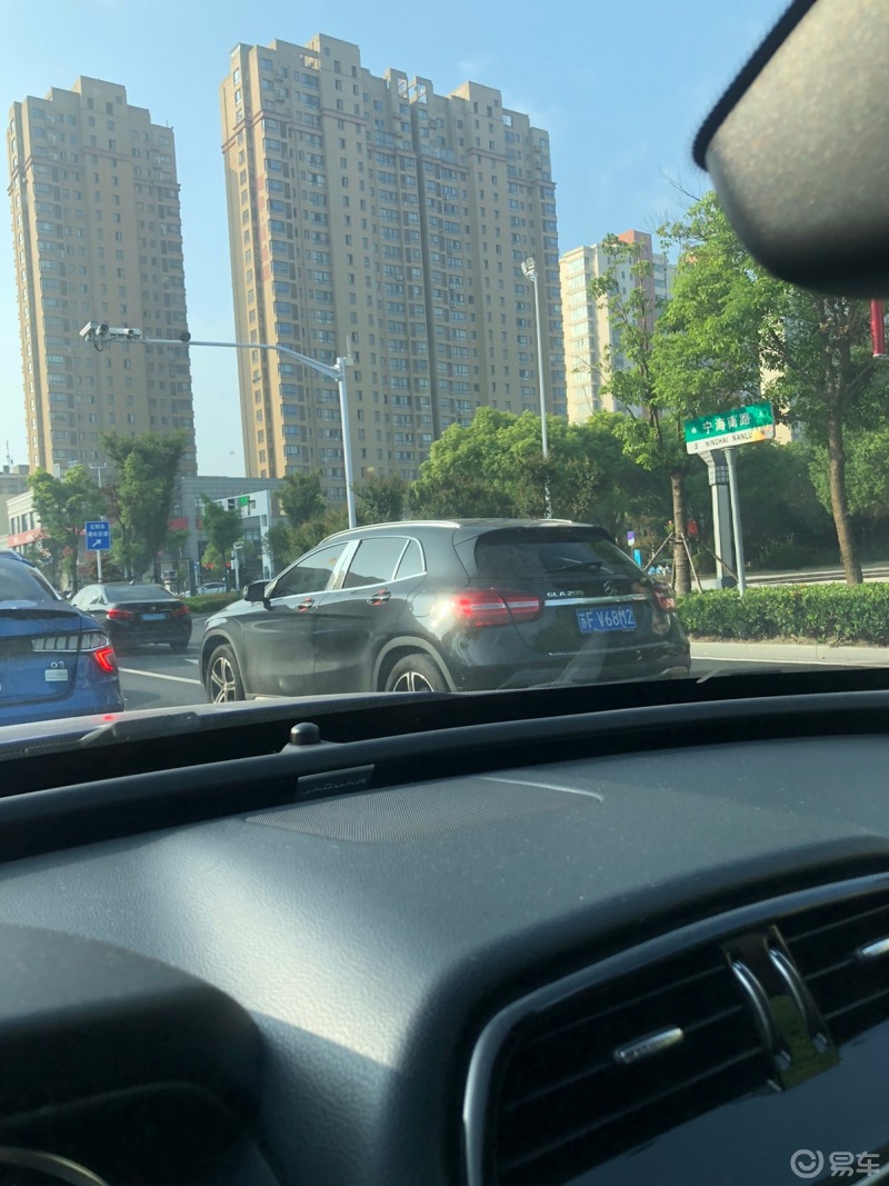 车主日记# 上班路上等红绿灯实拍,阳光明媚,终于不是阴天雨天,人的