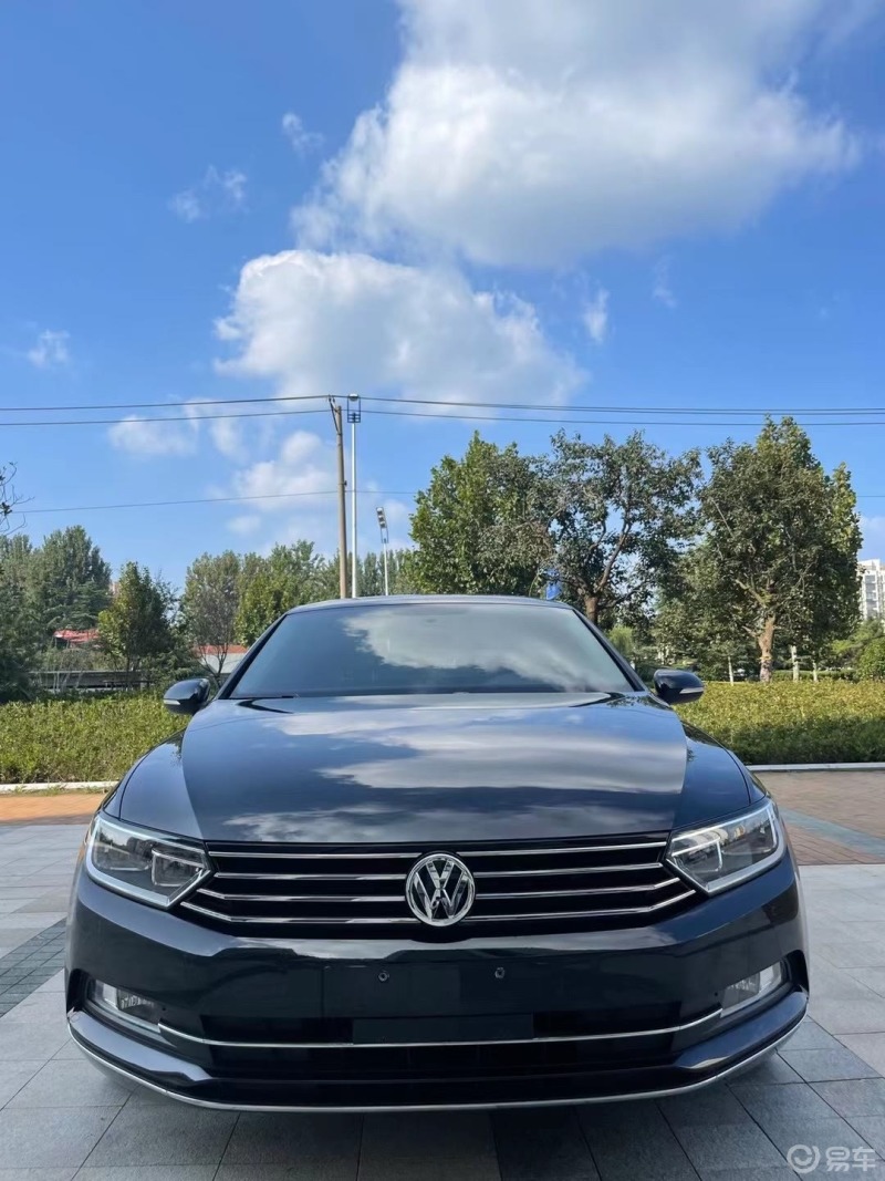 汽车生活街拍稳重的大众迈腾空间大动力足提速很猛的德系品质很适合