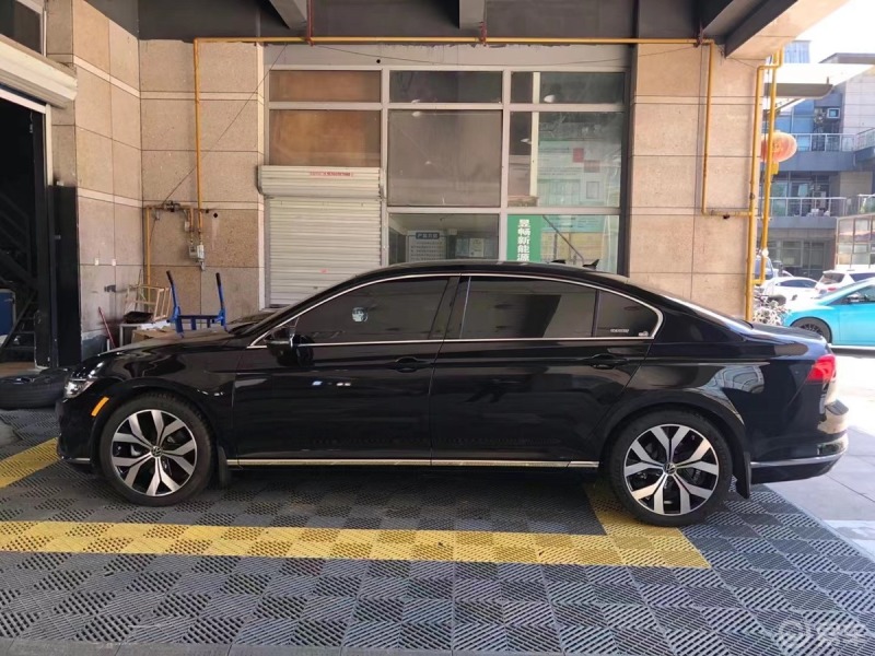 汽车养护迈腾小花瓣轮毂升级大花瓣