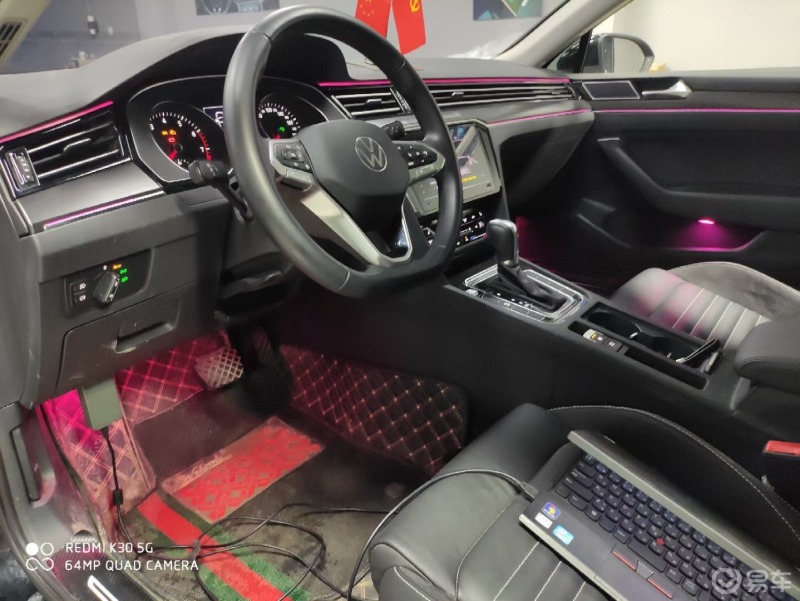 改装迈腾b8多色氛围灯新鲜出炉又一款五彩绚丽的氛围灯完美