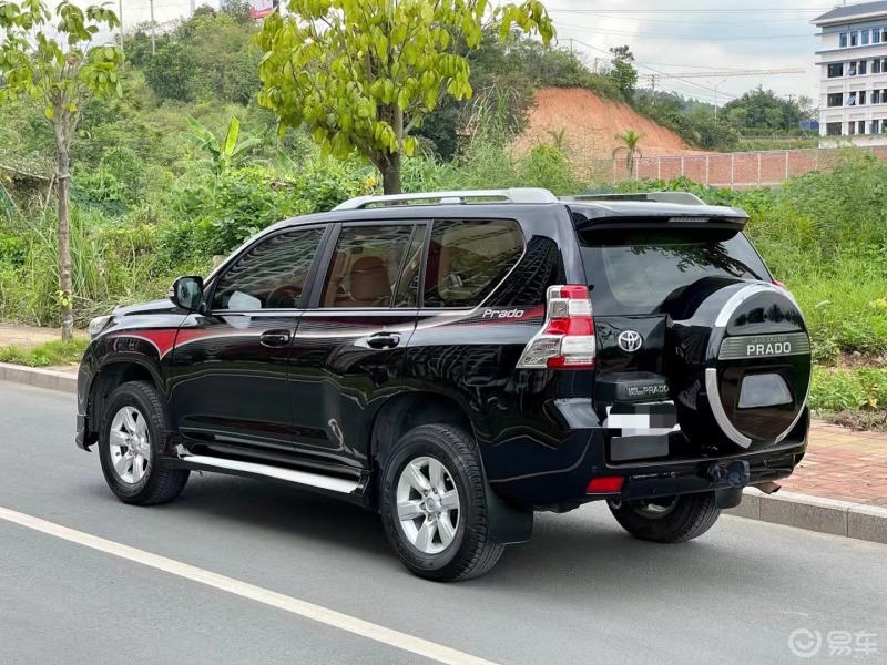 经典的普拉多黑色有点不常见空间大底盘高通过力很强的一台硬派越野车