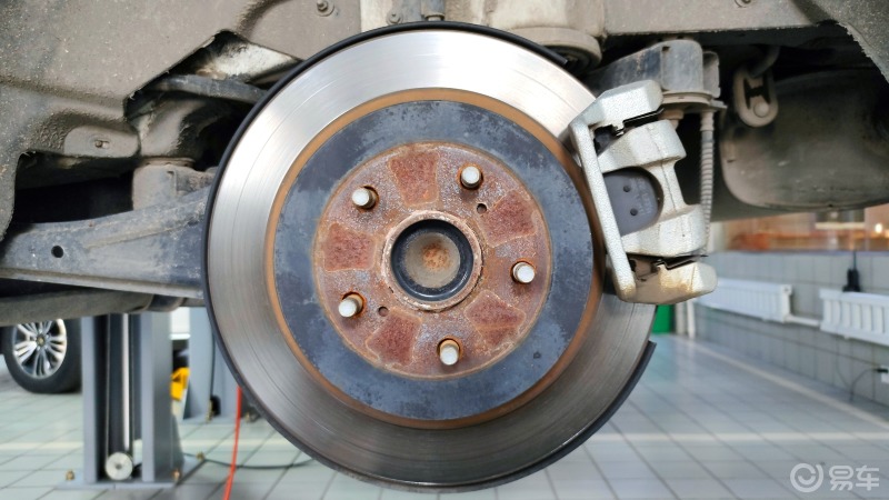 车主故事博越七万公里更换后刹车片作业售后保养