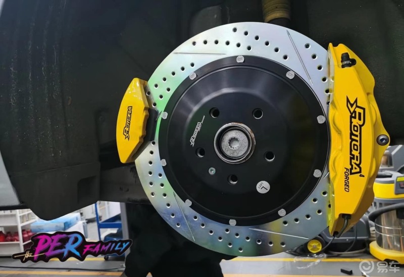 宝马3系(g20)改装rotora前6后4双卡钳刹车