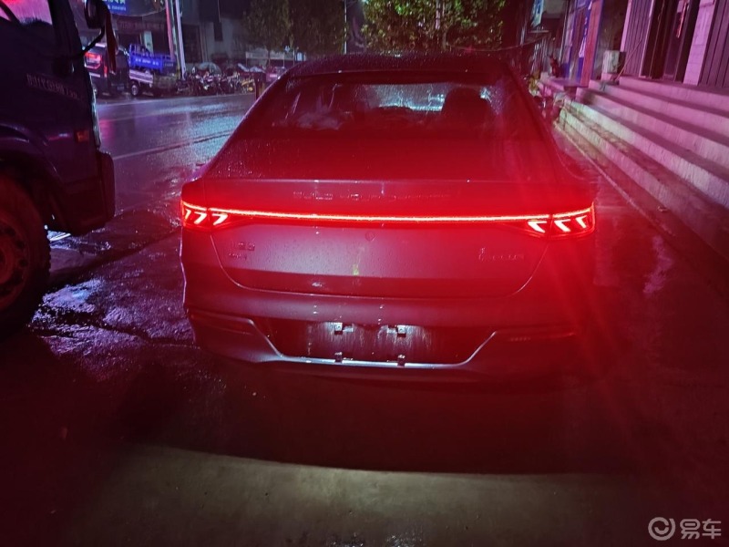 每日打卡车尾灯谁的最好看还得是比亚迪秦啊这尾灯叫什么来的贯穿式