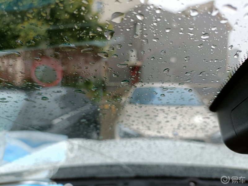 新手福利第二弹雨中的风景就是一个人坐在车里静静的听着外面下雨的