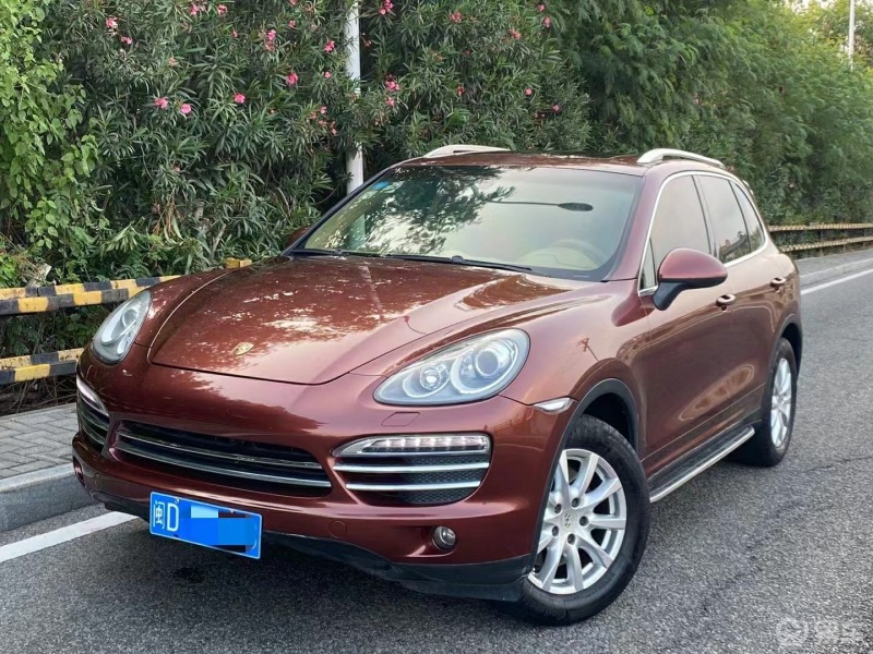 老款的保时捷卡宴3.