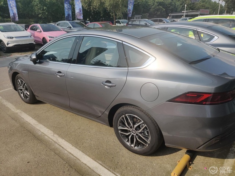 每日打卡这款比亚迪秦的颜色你会选择吗我感觉还是白色耐看一些这个