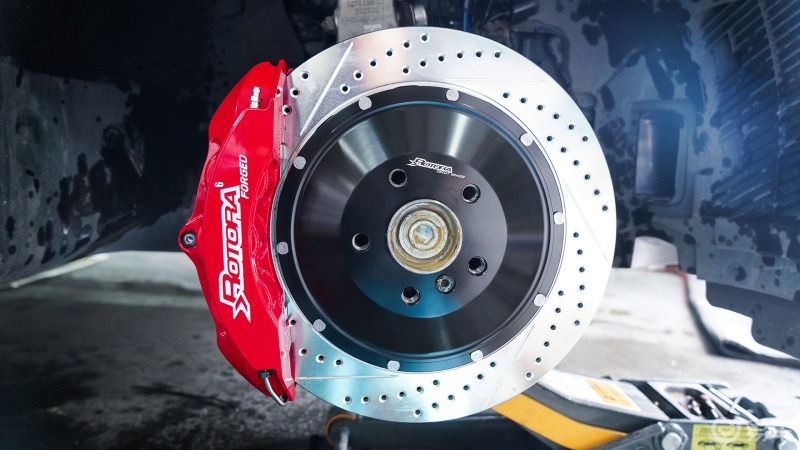 宝马新x5g05改装rotora前6后4双卡钳刹车