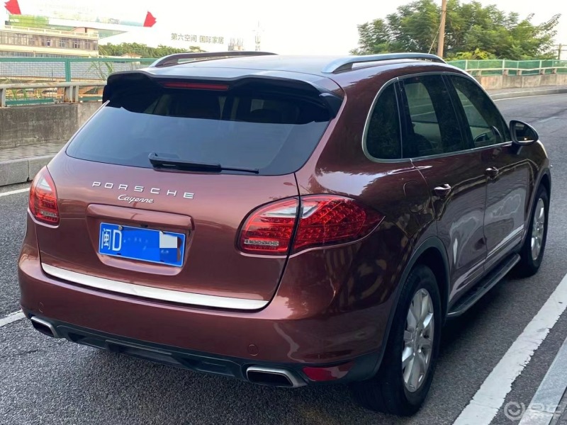 老款的保时捷卡宴3.