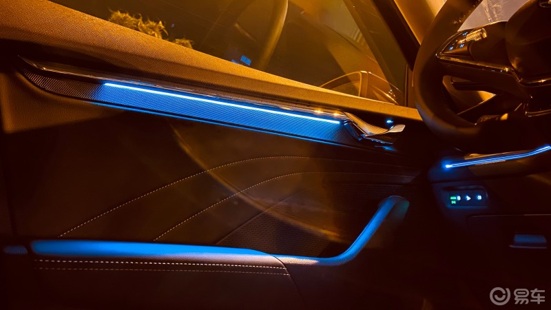 30色可调的晶炫车内氛围灯才是为全新明锐pro的座舱注入了灵魂,而这个