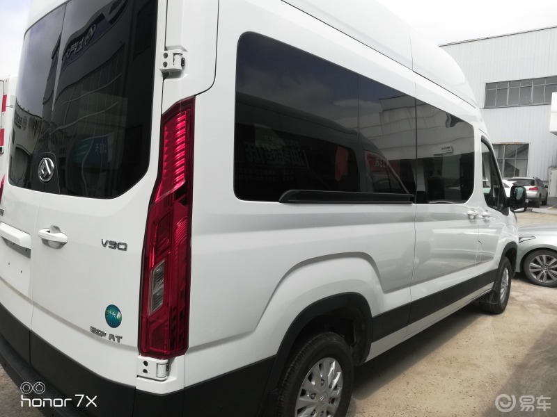 上汽大通v90长轴高顶7座自动挡