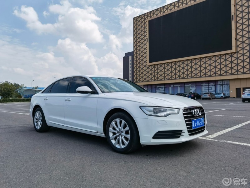 每日一帖街拍白色的奥迪a6颜色有点少见不过依然挡不住他的豪华气息有