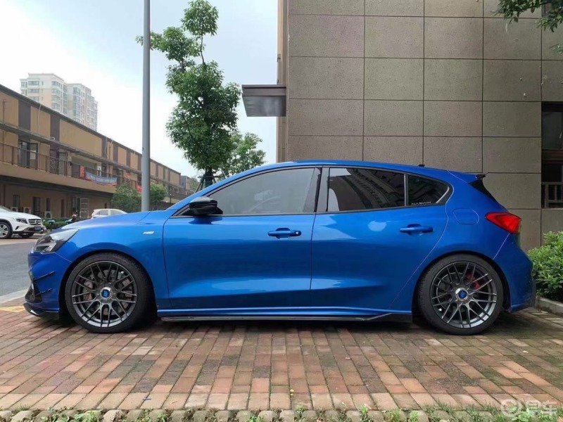 选择轮毂种类繁多越看越喜欢选择困难症又犯了蓝色车该搭配黑色还是