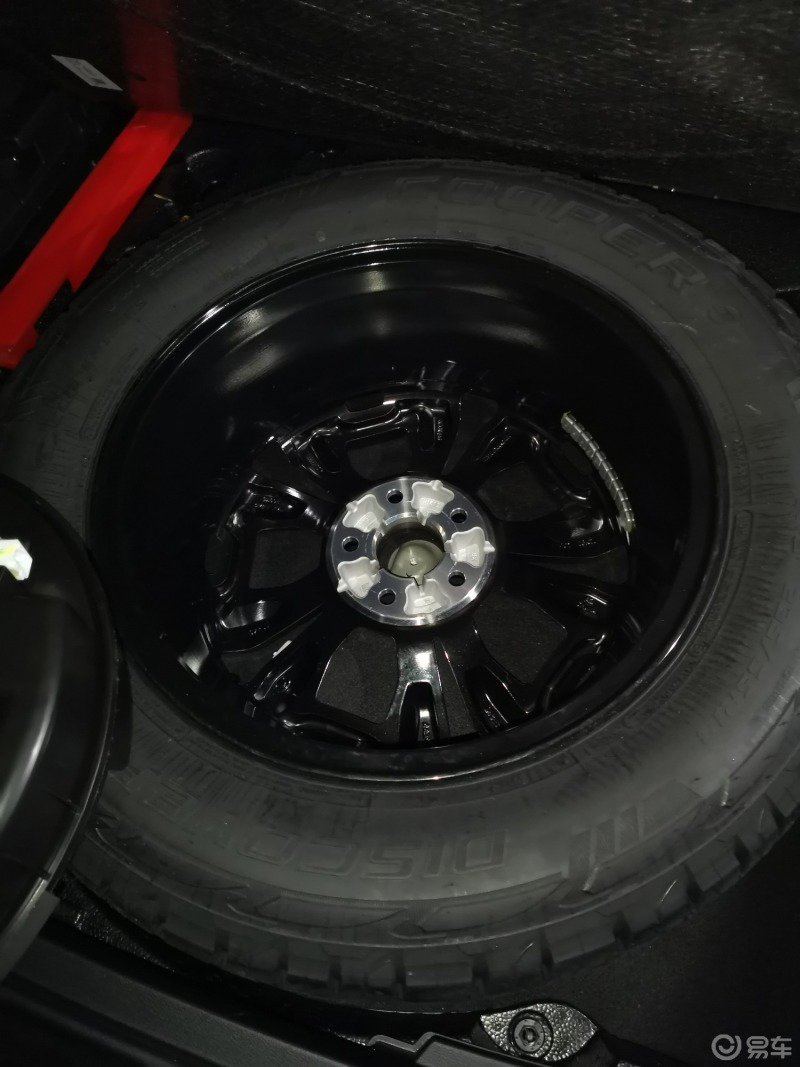 每日打卡#哈弗大狗哮天犬轮胎采用18寸at胎.备胎是全尺寸备胎.