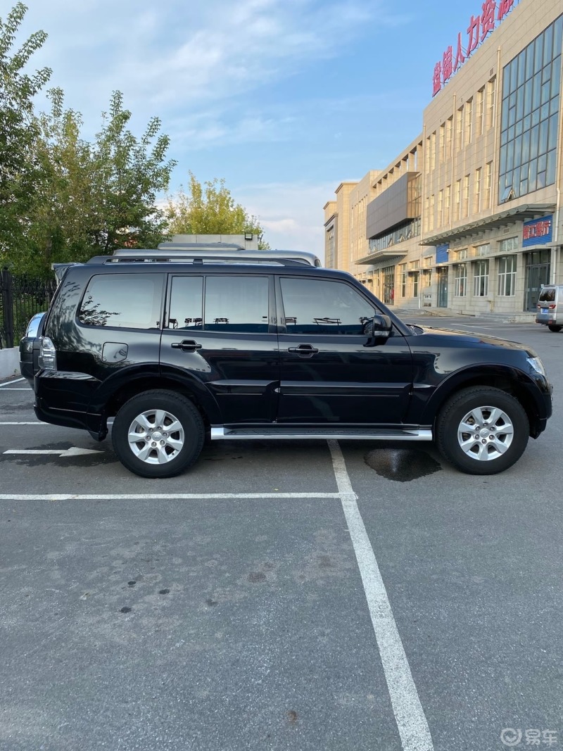 汽车生活经典的越野车三菱帕杰罗空间大通过力很强的一台车硬派越野车