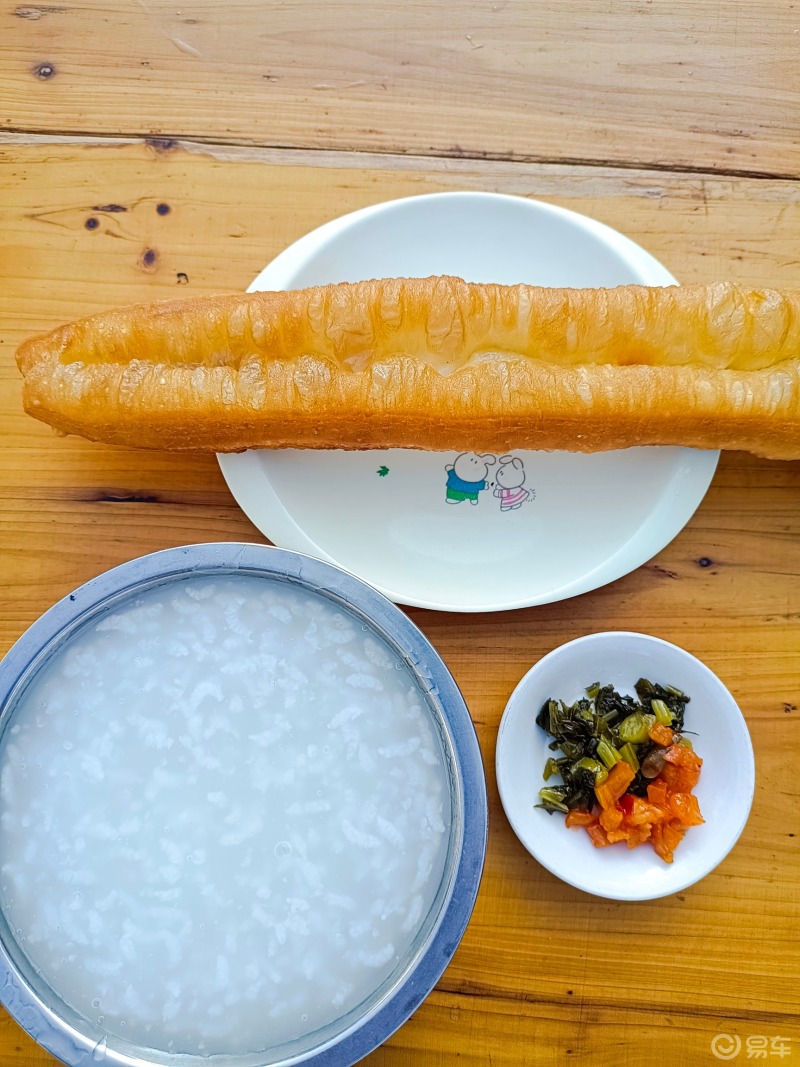 美好的一天都是从早餐开始一碗稀饭一根油条一碟小菜