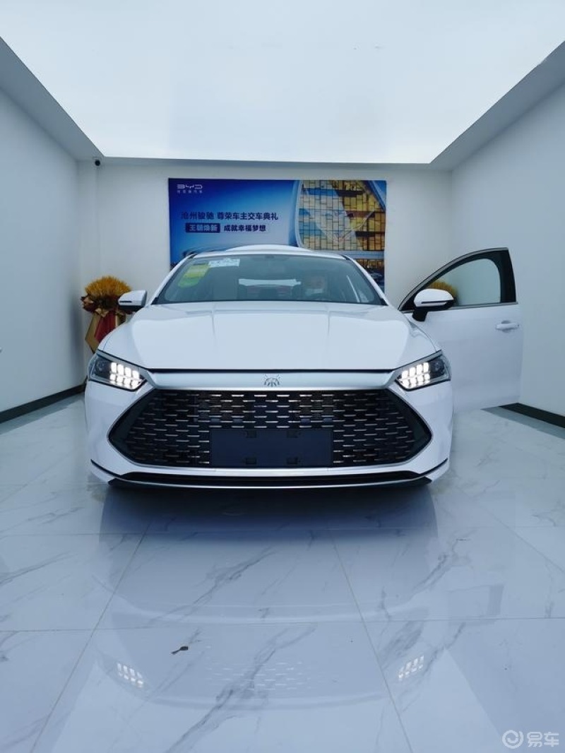 这款比亚迪秦还是白色看着耐看啊朋友前段时间提的就是这个颜色看起
