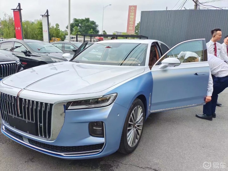 红旗h9双色车身气场果然强大它的整个引擎盖都涂有浅色油漆同样的浅色